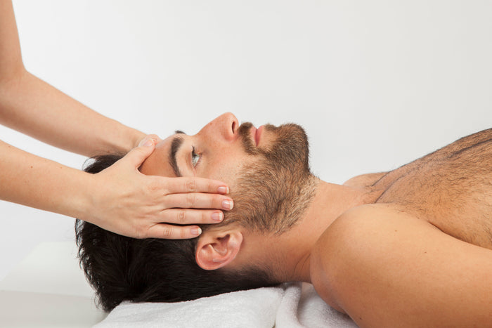 🌿 Remedios Naturales para Frenar la Caída del Cabello (para Hombres en España)